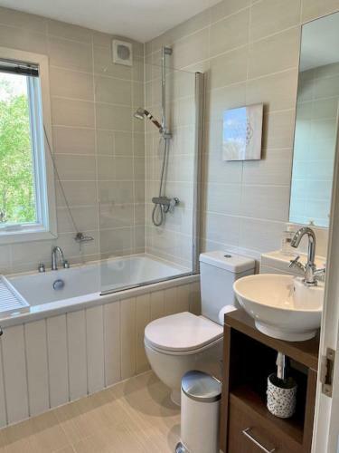 Luxury Cotswold Holiday Home With Hot Tub