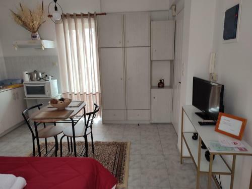 Thanasis' Apartments ?1