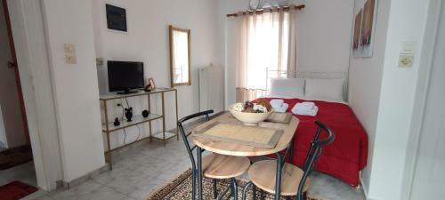 Thanasis' Apartments ?1