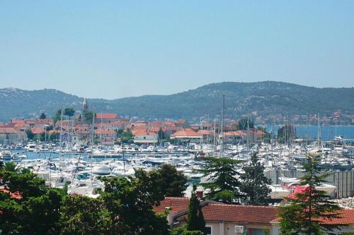 Happy Apartments, Biograd