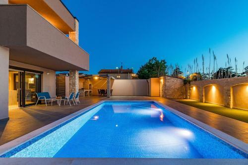 Luxuri�se Villa Mit Privatem Pool Und Sonnenterrasse
