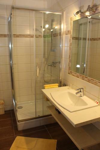 Hostal Gasthof Zur Bruthenne