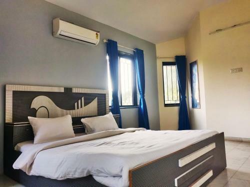 Felicity Stays- Trouvaille Villa