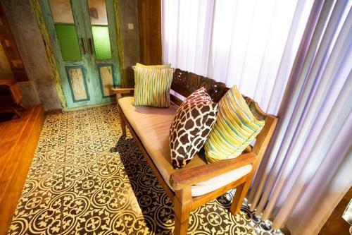 Villa Romantic Balinese Gem, Walk To Beach