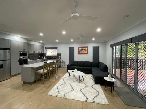 Hostal Brand New 4 Bedroom House