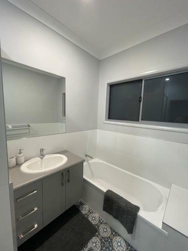 Hostal Brand New 4 Bedroom House