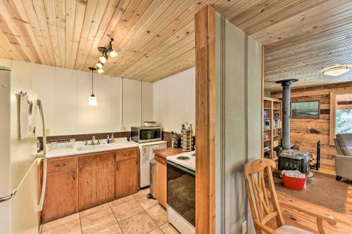 Idyllic Twin Lakes Escape With Deck And Fire Pit!