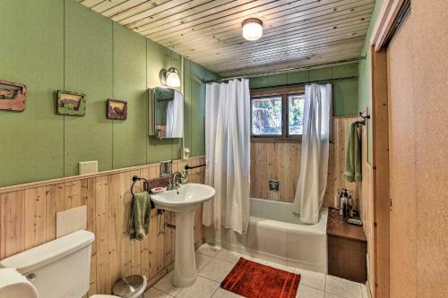 Idyllic Twin Lakes Escape With Deck And Fire Pit!