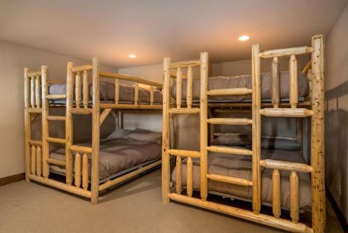 #1014 - Upgraded Townhome - Private Jacuzzi & Mountain Views