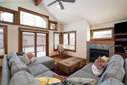 #1014 - Upgraded Townhome - Private Jacuzzi & Mountain Views