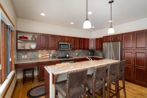 #1014 - Upgraded Townhome - Private Jacuzzi & Mountain Views
