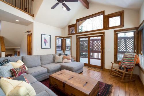 #1014 - Upgraded Townhome - Private Jacuzzi & Mountain Views