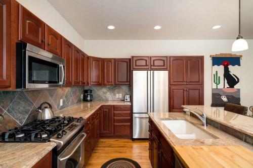 #1014 - Upgraded Townhome - Private Jacuzzi & Mountain Views