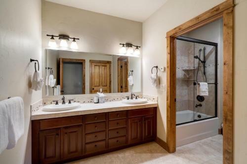 #1014 - Upgraded Townhome - Private Jacuzzi & Mountain Views