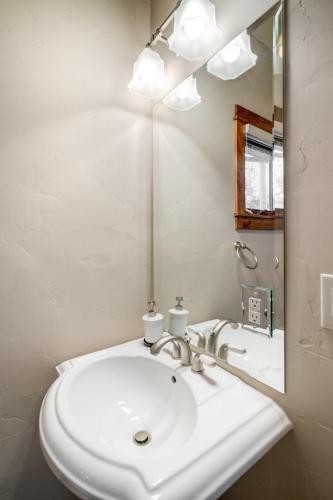 #1014 - Upgraded Townhome - Private Jacuzzi & Mountain Views
