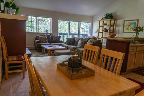 #1037 Spacious Quail Run Townhome