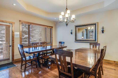 #1051- Stunning Snowflake Townhome