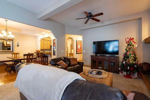 #1051- Stunning Snowflake Townhome