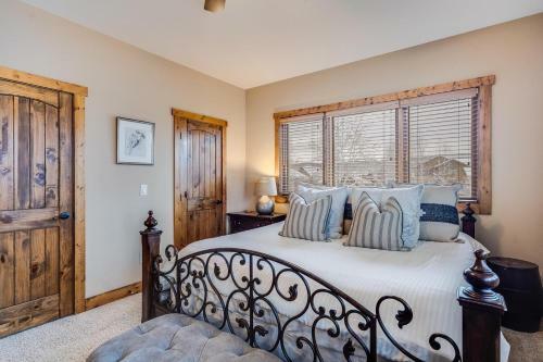 #1051- Stunning Snowflake Townhome