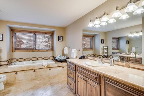 #1051- Stunning Snowflake Townhome