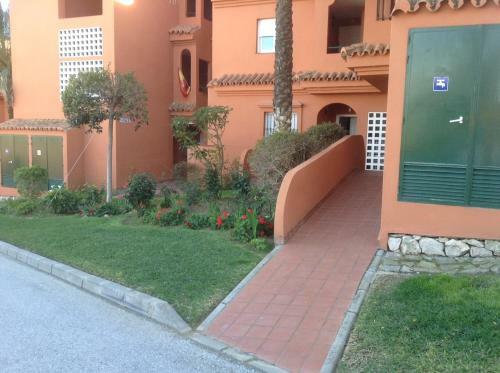 Spacious Ground Floor Luxury Apartment With Underground Parking