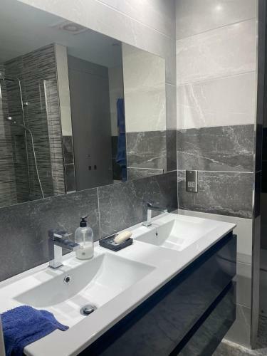 Spacious Ground Floor Luxury Apartment With Underground Parking