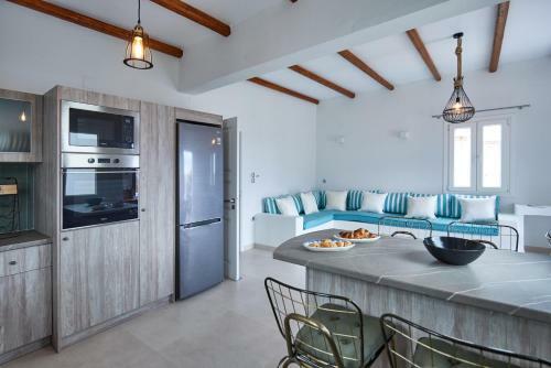 Seafront Apartment With 2 Bedrooms In Naousa