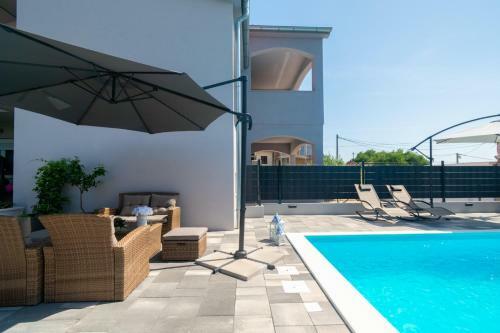 Modern Apartment With Private Pool