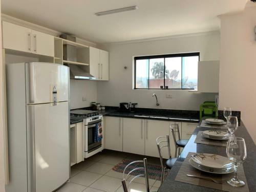 Apartamento Mobiliado, Bem Arejado E Iluminado.
