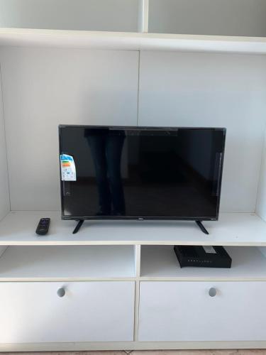 Apartamento Mobiliado, Bem Arejado E Iluminado.