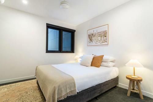 Exceptional 2-bed Waterside Apartment With Views