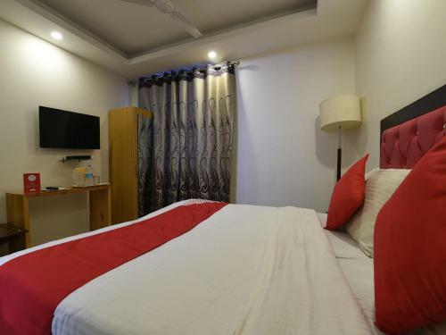 Capital O 16970 Hotel Mahal