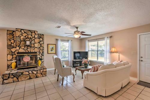 Sunny Gulf Breeze Home With Fire Pit And Grill!