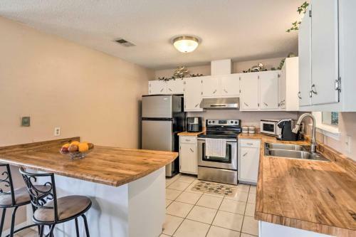 Sunny Gulf Breeze Home With Fire Pit And Grill!