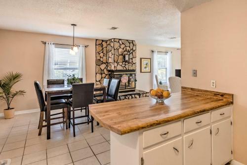 Sunny Gulf Breeze Home With Fire Pit And Grill!