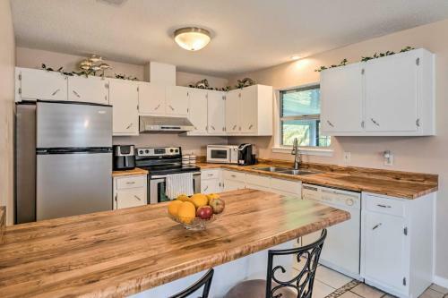 Sunny Gulf Breeze Home With Fire Pit And Grill!