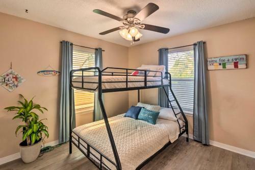 Sunny Gulf Breeze Home With Fire Pit And Grill!