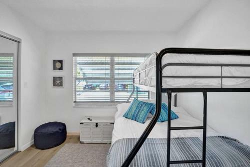 Cheerful Boho Retreat In Hallandale!