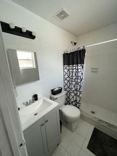 Home With King Size Bed 3 Single Beds In Hallandale
