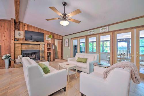 Riverfront Homosassa Cottage - Pet Friendly!