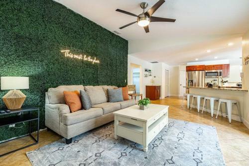 Spacious Pool Home With Putting Green, Sleeps 18!!
