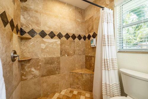 Spacious Pool Home With Putting Green, Sleeps 18!!