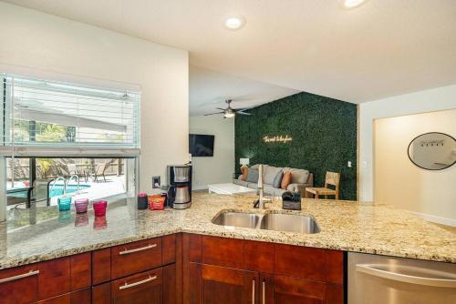 Spacious Pool Home With Putting Green, Sleeps 18!!