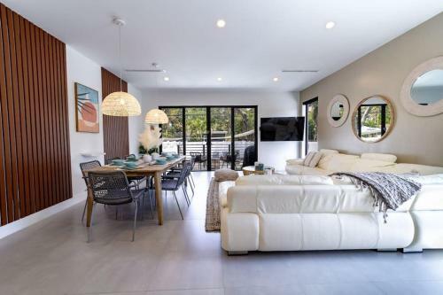 Villa Las Olas Designer Home With Heated Pool - Must!