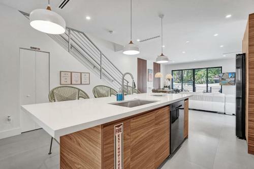 Villa Las Olas Designer Home With Heated Pool - Must!