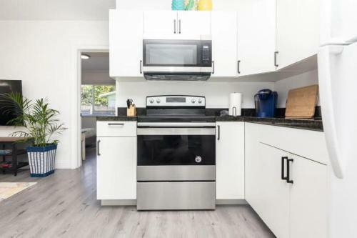 Apartamento Bright Garden Getaway - W/ Private Patio & Parking