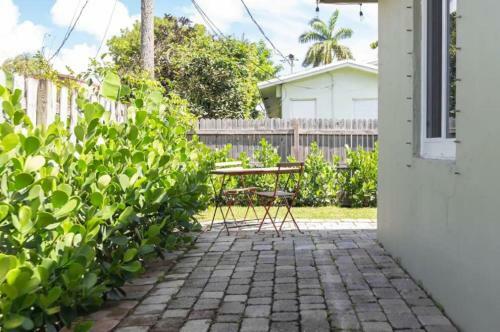 Apartamento Bright Garden Getaway - W/ Private Patio & Parking