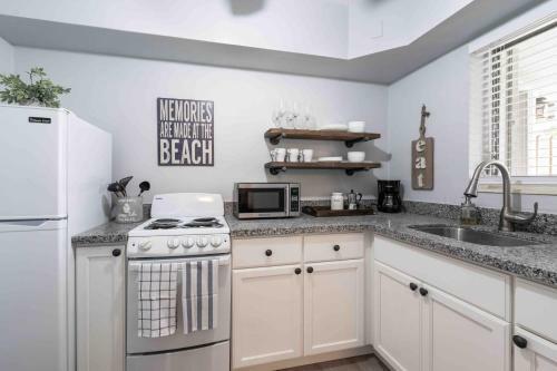Beach Escape! Beautiful 2/2 Cottage!