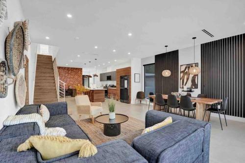 Villa Las Olas Designer Retreat With A Heated Pool!