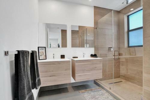 Villa Las Olas Designer Retreat With A Heated Pool!